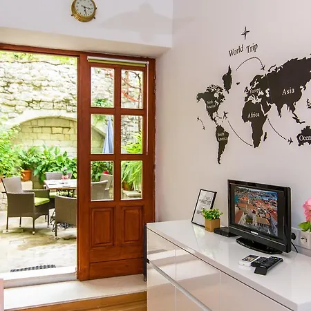 Terrace Borgoforte 트로기르